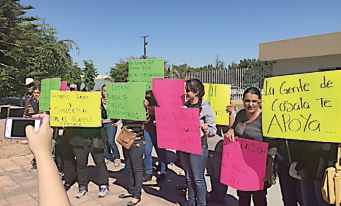 Un grupo, principalmente integrado por mujeres, acudió al Congreso de Sinaloa con pancartas en favor de la diputada (ESPECIAL)