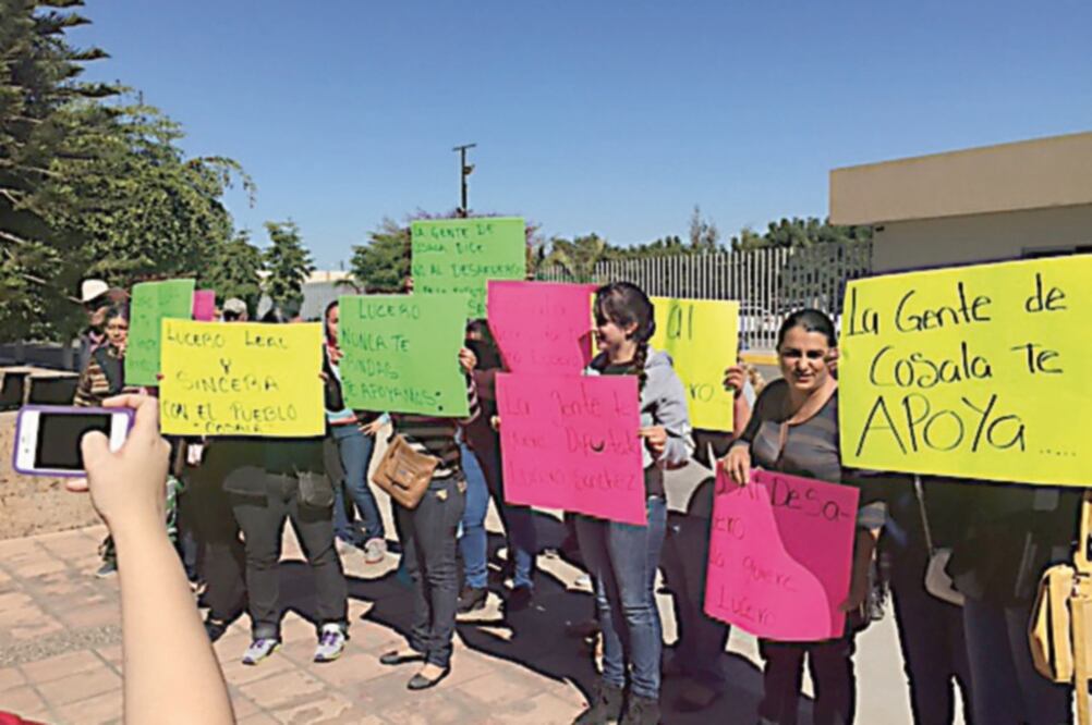 Un grupo, principalmente integrado por mujeres, acudió al Congreso de Sinaloa con pancartas en favor de la diputada (ESPECIAL)