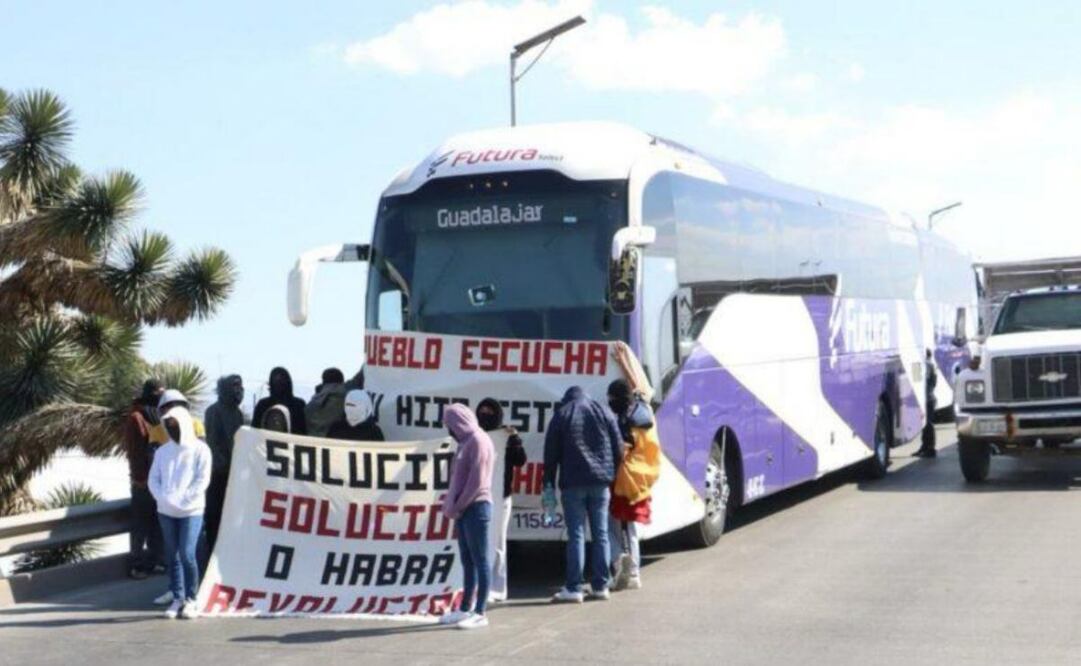 Estudiantes del Mexe retienen autobuses, exigen cumplimiento a sus demandas (12/11/2025). Foto: Especial