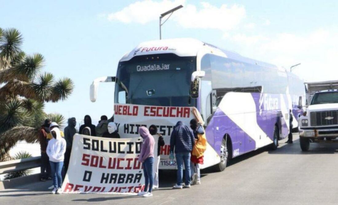 Estudiantes del Mexe retienen autobuses, exigen cumplimiento a sus demandas (12/11/2025). Foto: Especial