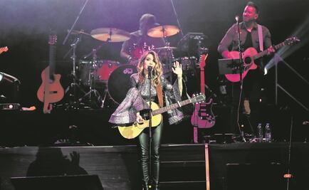 Kany García sorprende a sus fans en su show y canta descalza