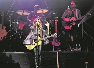 Kany García sorprende a sus fans en su show y canta descalza