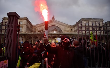 Suman 4 semanas de huelgas en Francia por sistema de pensiones