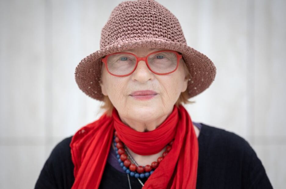 Mila Haugová (nacida en 1942), poeta y traductora eslovaca, conocida por su voz lírica y reflexiva que explora la memoria, la naturaleza y las relaciones humanas. Crédito: Dennikn.sk/ Tomáš Benedikovič