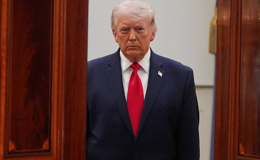 El presidente Donald Trump llega desde el Salón Azul para hablar sobre la guerra de Irán en el Corredor Estatal de la Casa Blanca, el miércoles 1 de abril de 2026, en Washington. Foto: AP