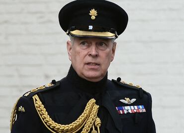 Príncipe Andrés renuncia a sus honores militares, en medio de acusación por agresión sexual