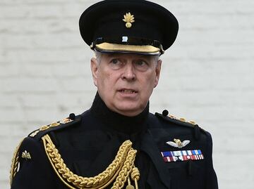 Príncipe Andrés renuncia a sus honores militares, en medio de acusación por agresión sexual