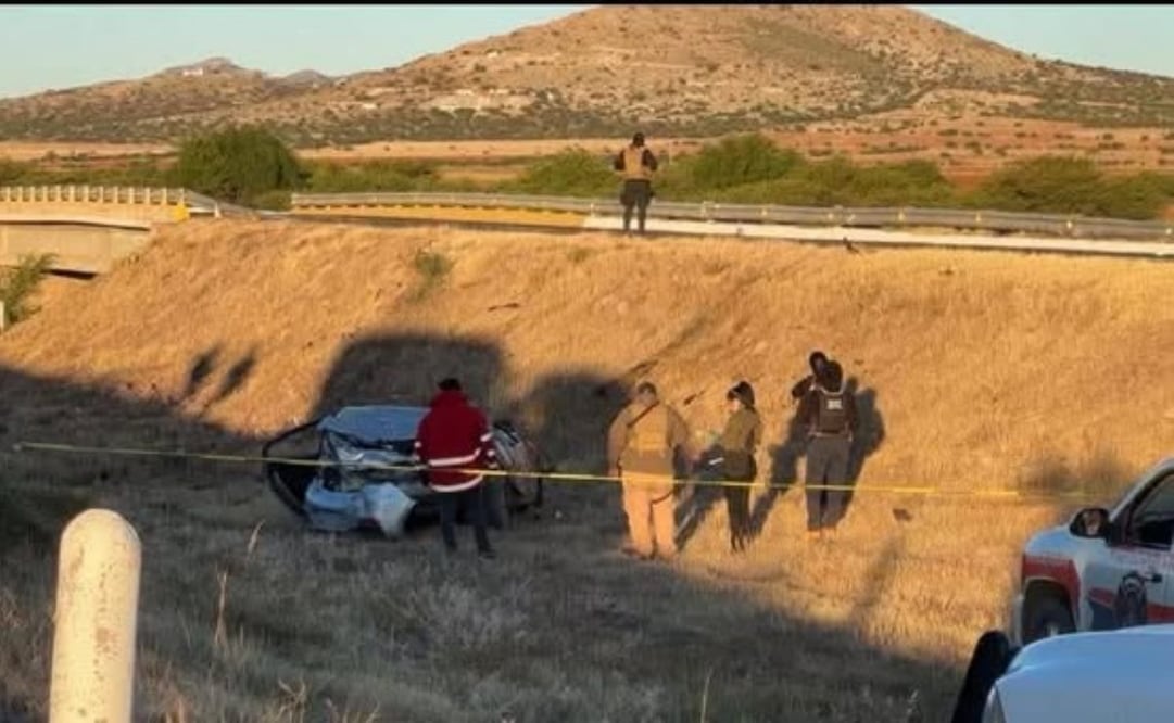 Volcadura en autopista Durango-Torreón deja 3 muertos y dos heridos; viajaban de Mazatlán a Gómez Palacio.
Foto: Especial.