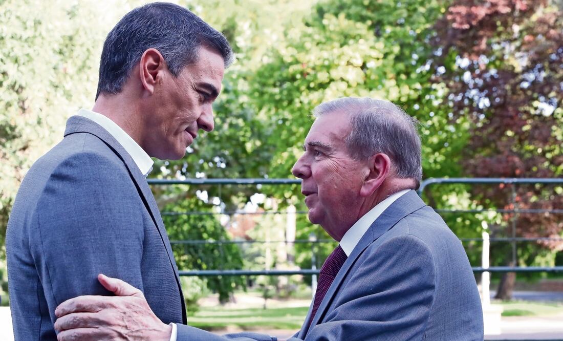 El presidente del gobierno español, Pedro Sánchez, recibió ayer al opositor venezolano Edmundo González en el Palacio de La Moncloa, en Madrid. Foto: EFE