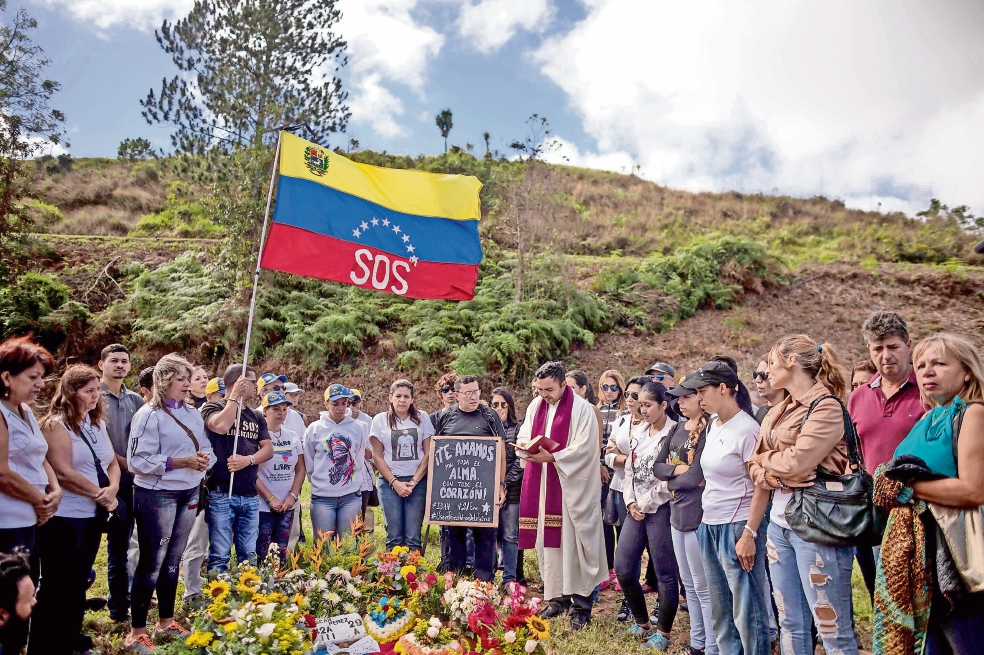 Parientes y simpatizantes del ex policía Óscar Pérez le rindieron homenaje ante su tumba en el cementerio del este de Caracas. (MIGUEL GUTIÉRREZ. EFE)