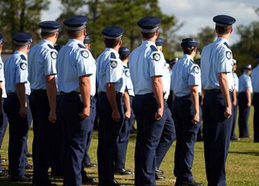 Por saludo Nazi, suspenden a sargento de policía australiana; podría enfrentar hasta 12 meses de prisión