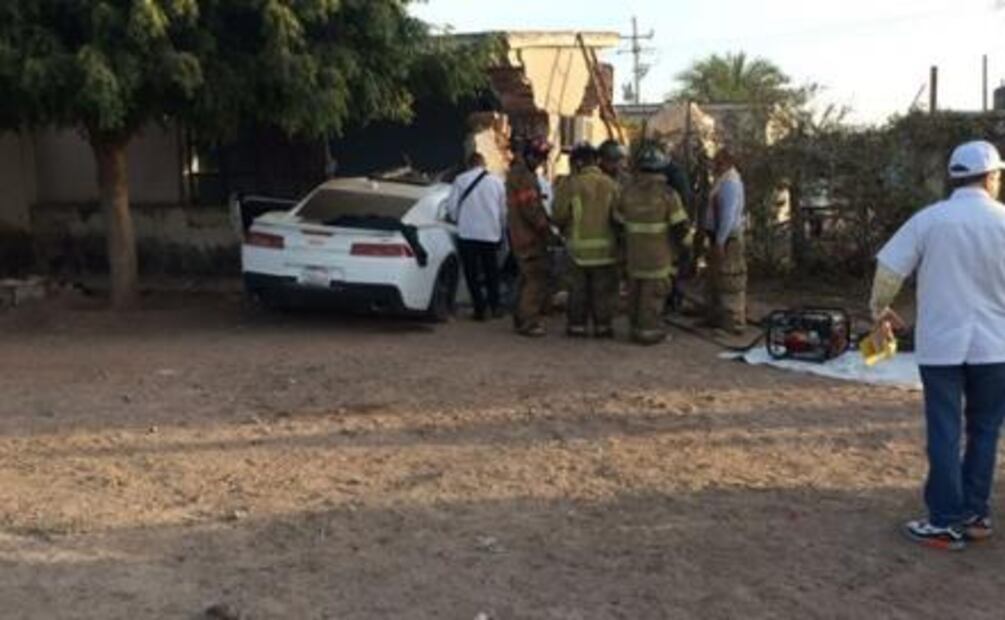 Auto deportivo se impacta contra casa en Sinaloa; hay 3 muertos