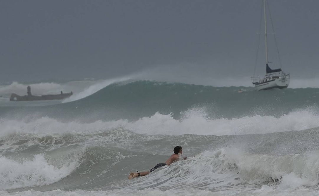 Un surfista desafía las olas en Carlisle Bay mientras el huracán Beryl pasa por Bridgetown. Foto: AP