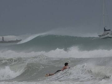 Beryl, un huracán "potencialmente mortal", impactó este lunes en las Islas de Barlovento