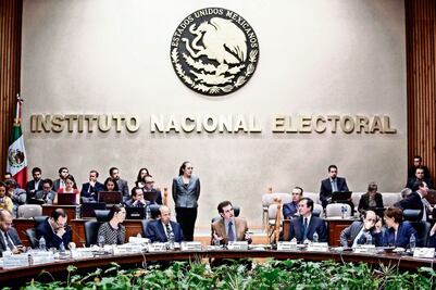 El INE busca bajar switch a spots de AMLO y Anaya