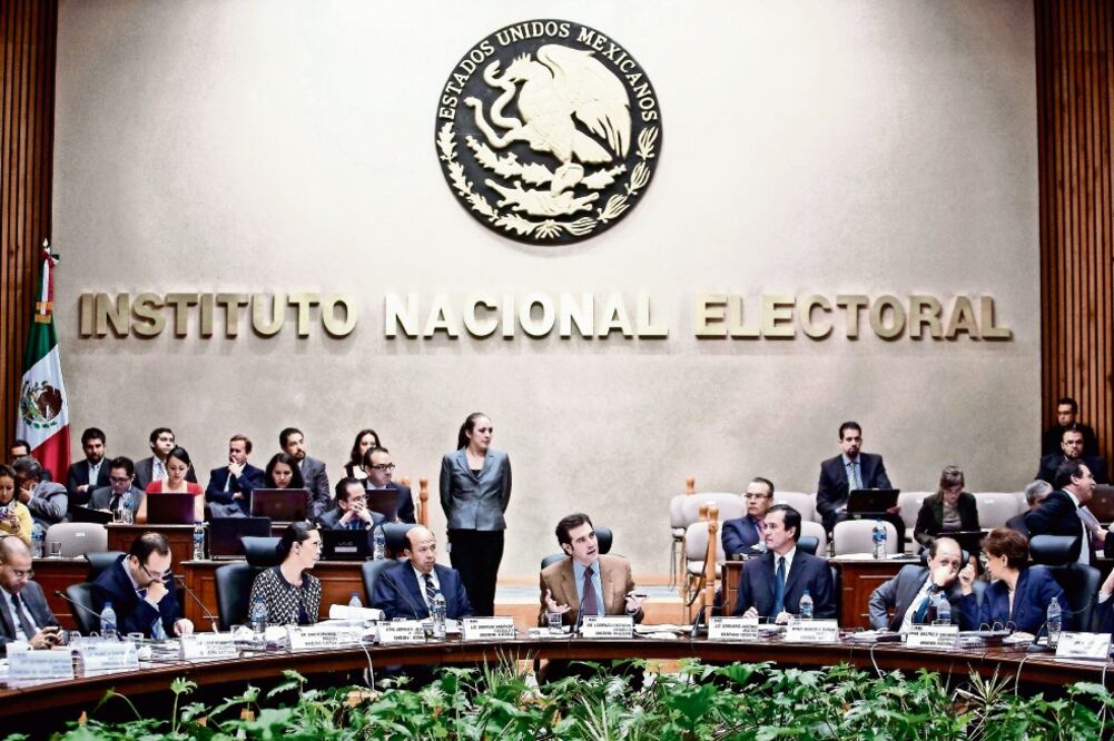 El uso desmesurado de los mensajes por parte de los dirigentes de partidos políticos ha motivado múltiples litigios en el INE (FOTOS: ARCHIVO EL UNIVERSAL)