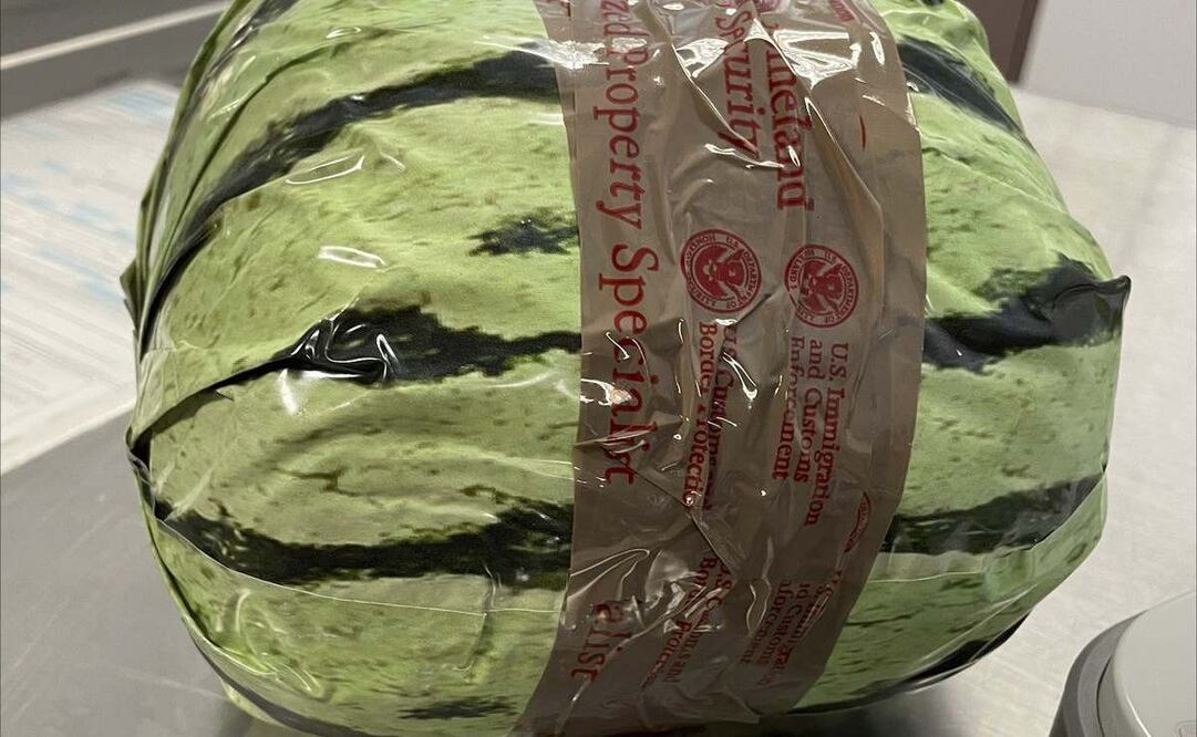 Una sandía falsa cuyo interior contenía metanfetamina, es mostrada tras un decomiso de agentes de la Oficina de Aduanas y Protección Fronteriza de Estados Unidos, el viernes 16 de agosto de 2024, en Otay Mesa, California. Foto: AP