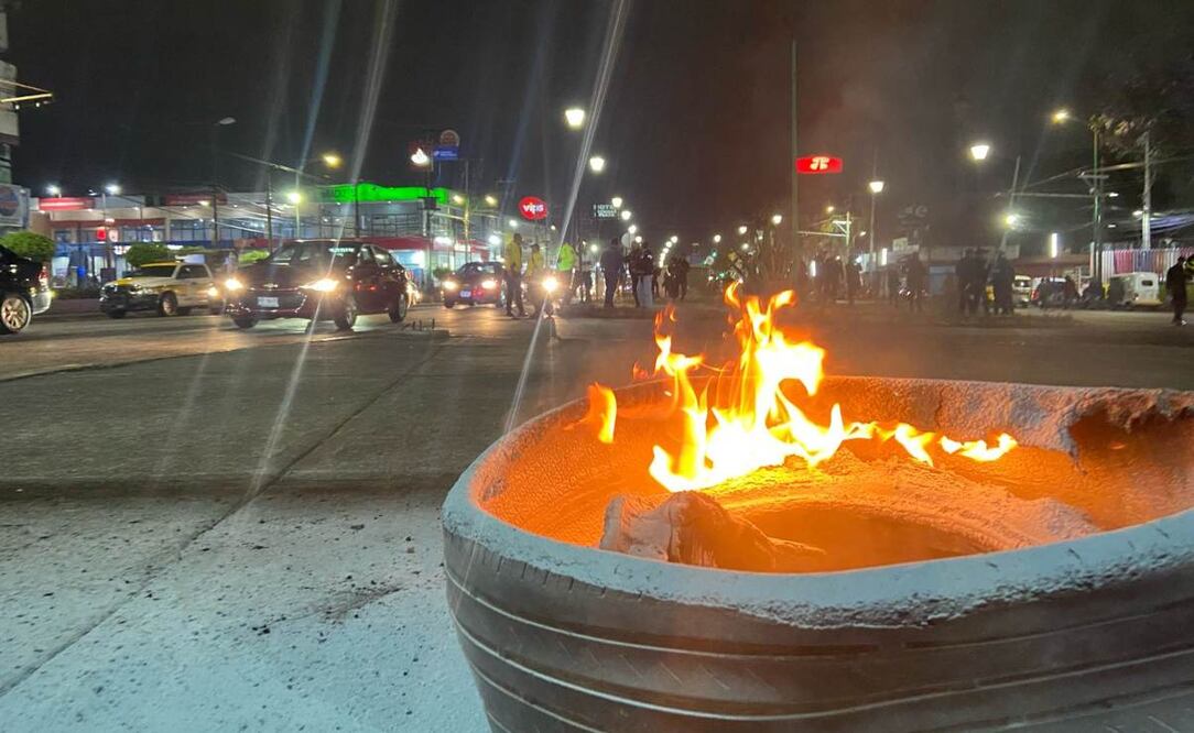 Los mototaxistas bloquearon la circulación sobre el Eje 8 Ermita Iztapalapa y General Anaya en la colonia Santa Isabel Industrial en la alcaldía Iztapalapa. Foto: Juan Carlos Williams/El Universal