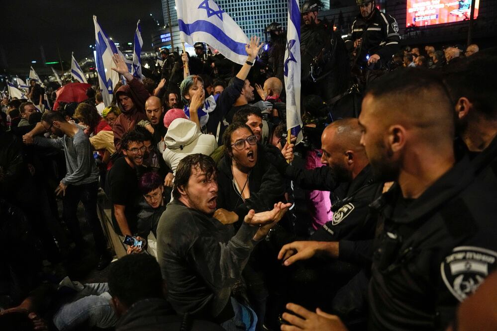 La policía israelí contra manifestantes que bloquearon una carretera durante una protesta contra el gobierno del primer ministro Benjamin Netanyahu, en Tel Aviv. Foto: AP