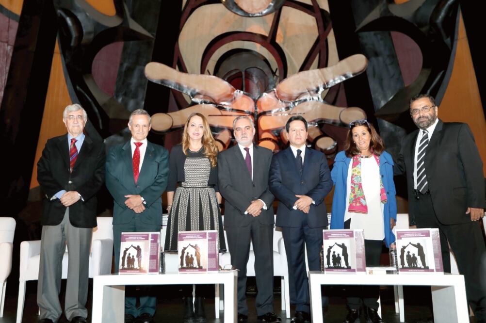 Daniel Aceves, director de Prospera (quinto de izq. a der.), durante la presentación de un libro en el que analiza diversos programas de inclusión social y su impacto en los últimos 20 años en México (VALENTE ROSAS. EL UNIVERSAL)