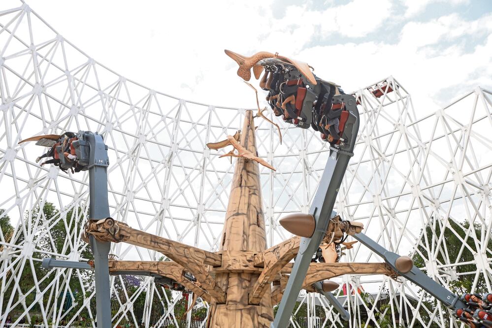 El acceso a Aztlán es gratuito, pero los costos de los juegos van desde los 35 hasta los 120 pesos. También se
ofrecen paquetes familiares. La Montaña Jurásica es una de las que atrae a más personas. Foto: de Gabriel Pano. El Universal