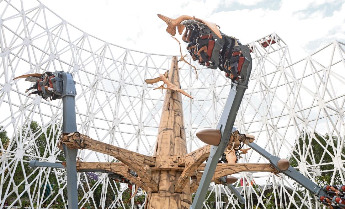 El acceso a Aztlán es gratuito, pero los costos de los juegos van desde los 35 hasta los 120 pesos. También se
ofrecen paquetes familiares. La Montaña Jurásica es una de las que atrae a más personas. Foto: de Gabriel Pano. El Universal