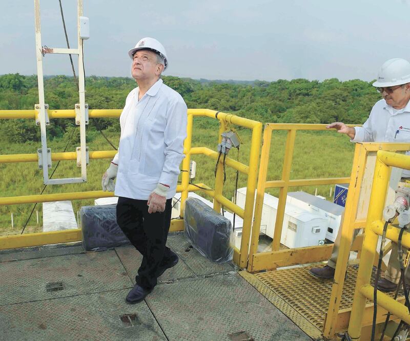 El presidente Andrés Manuel López Obrador realizó ayer un recorrido por el pozo Quesqui, donde Petróleos Mexicanos descubrió recientemente un nuevo yacimiento gigante de petróleo y gas. Foto: PRESIDENCIA