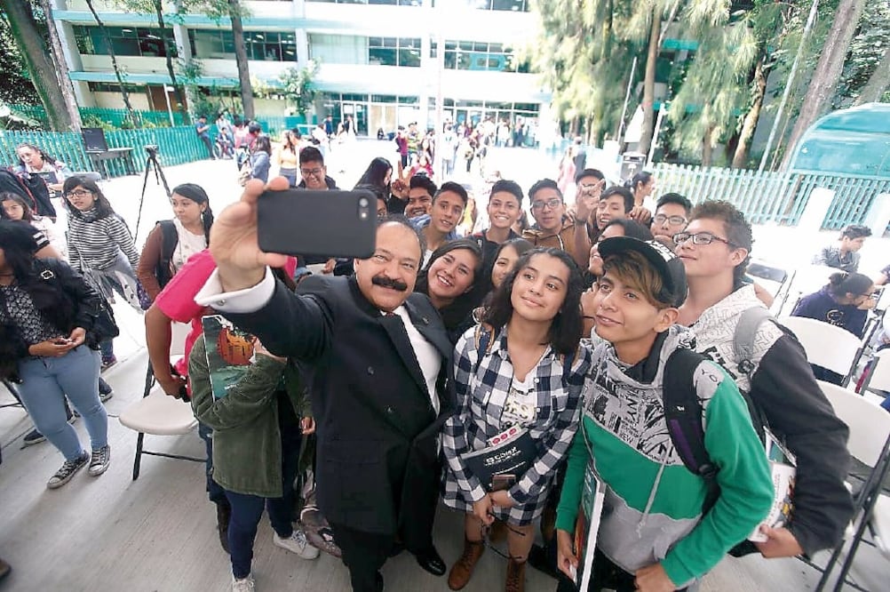 El titular de Salud capitalino, Armando Ahued, encabezó la campaña de prevención de embarazos en niñas y adolescentes, en un Colegio de Bachilleres. (SEDESA CDMX)