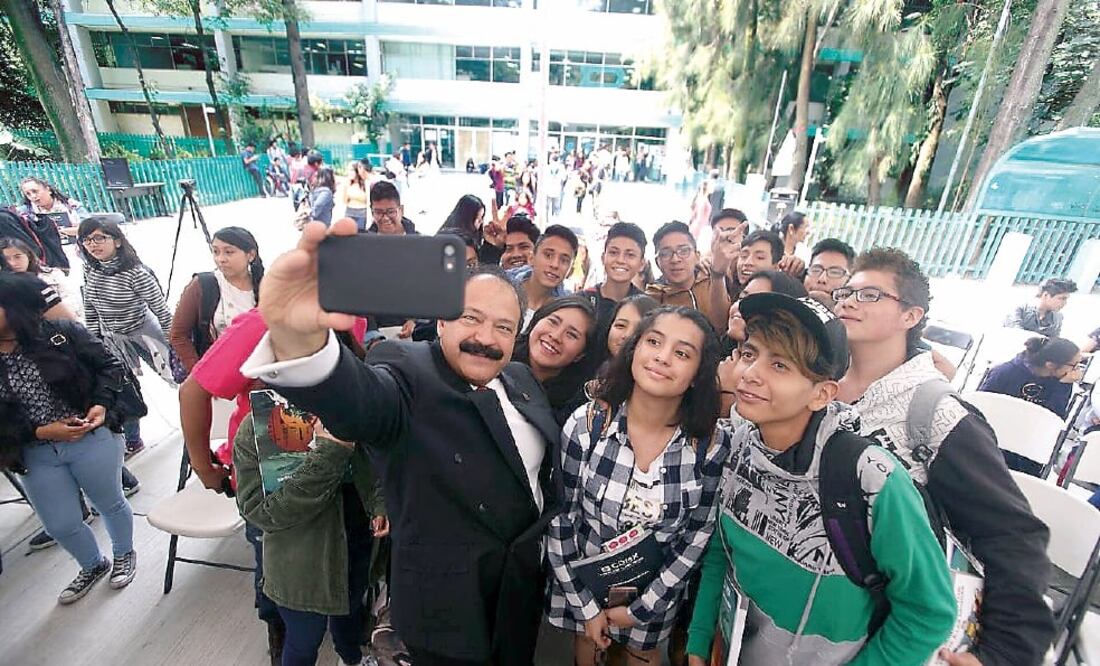 El titular de Salud capitalino, Armando Ahued, encabezó la campaña de prevención de embarazos en niñas y adolescentes, en un Colegio de Bachilleres. (SEDESA CDMX)