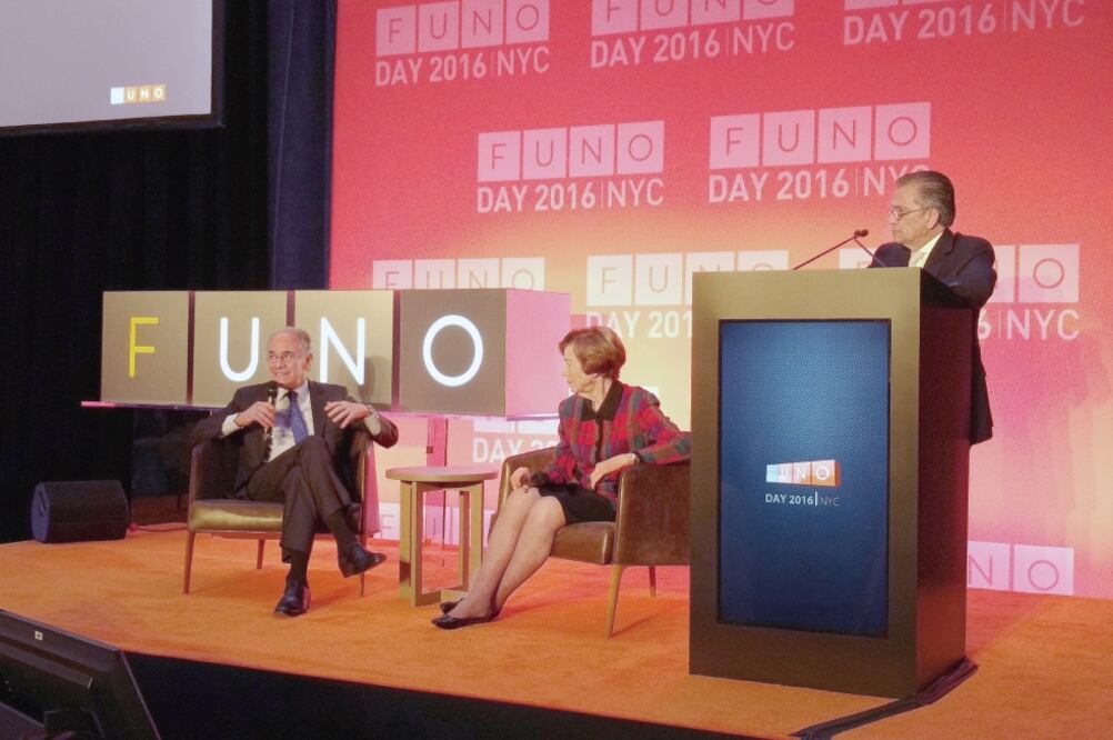 Herminio Blanco, ex secretario de Comercio y Fomento Industrial, y la embajadora, Carla Hills, ayer durante un panel de Fibra Uno, en Nueva York (ROBERTO JIMÉNEZ. EL UNIVERSAL)