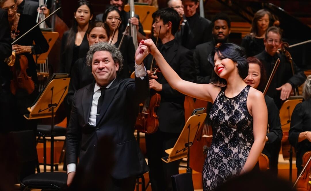 Ángela Aguilar con Gustavo Dudamel tras interpretar "La llorona".