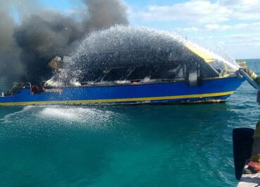 Se incendia embarcación en Playa Tortugas, Cancún