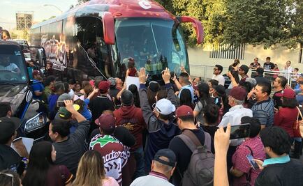 Tomateros desfilan como héroes en Culiacán