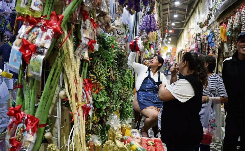 Los comerciantes señalan que lo más solicitado son las limpias, los rituales
para la suerte y la evolución, así como amuletos de protección. Foto: Carlos Mejía / EL UNIVERSAL