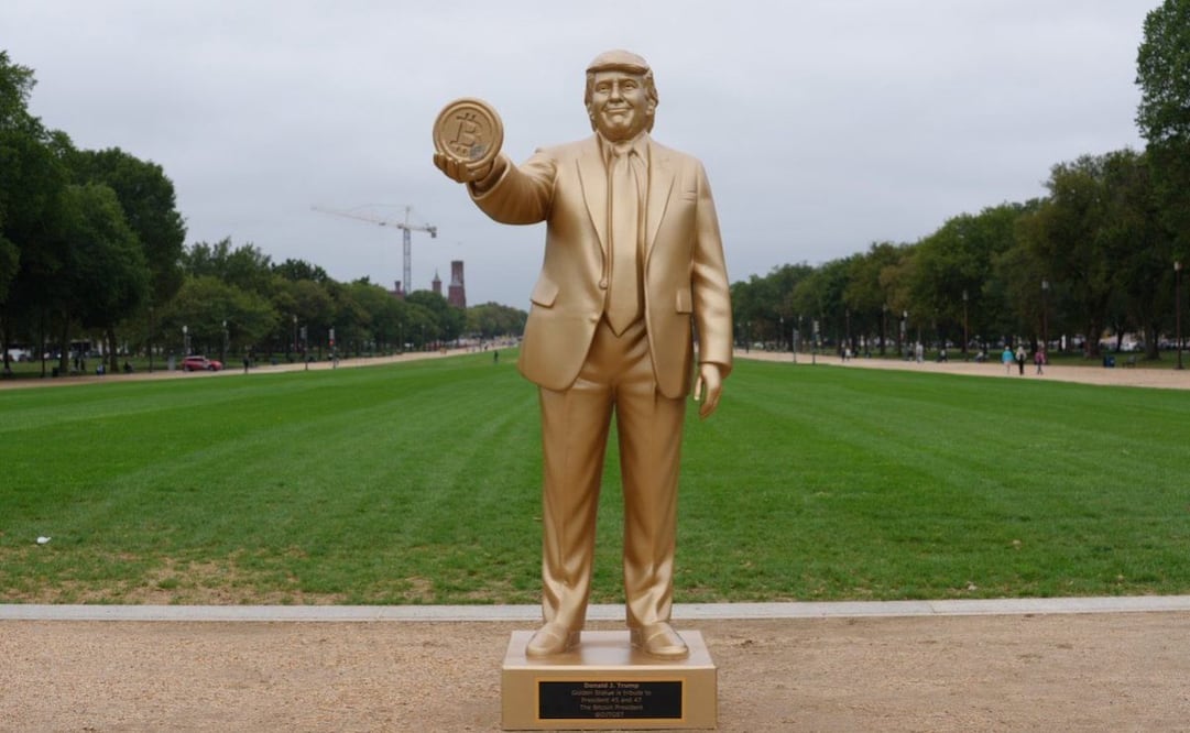 Estatua de Donald Trump, afuera del Capitolio. (18/09/25) Foto: Especial