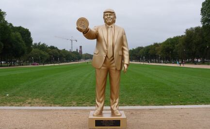 FOTOS: Aparece estatua de Donald Trump sosteniendo un bitcoin afuera del Capitolio