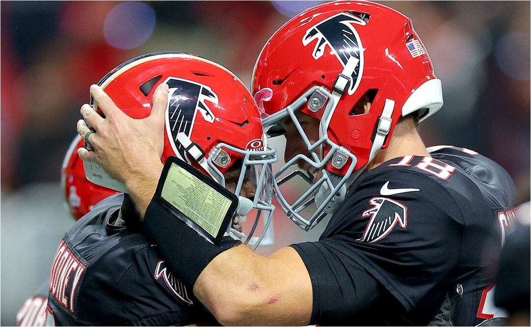 Cousins completa un pase de anotación en tiempo extra. FOTO: AFP