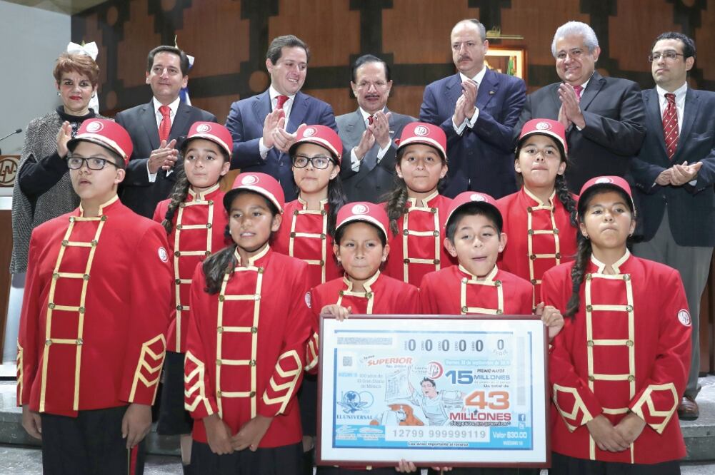 (De izq. a der., entre otros) Eugenio Garza Riva Palacio, coordinador de Asesores de la Lotería Nacional; Pedro Pablo Treviño, director general de la Lotenal; el Licenciado Juan Francisco Ealy Ortiz, etc (LUCÍA GODÍNEZ. EL UNIVERSAL)