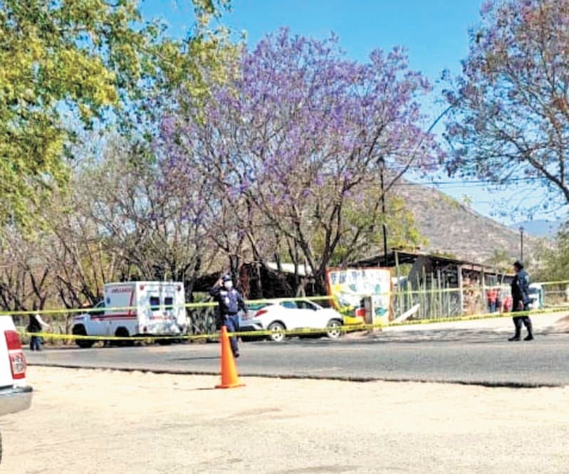 El asesinato ocurrió en la carretera federal 175, a la altura de la desviación a Santo Tomás Jalieza. Foto: Especial.