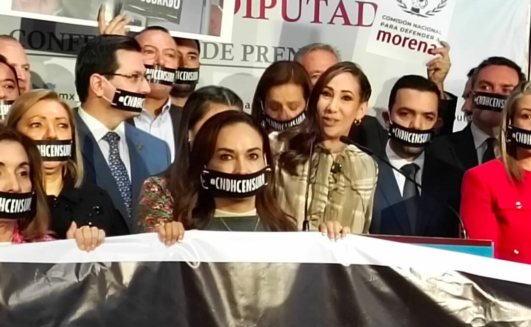 Legisladores panistas con cubrebocas con la leyenda “CNDH censura”. Foto: Enrique Gómez/EL UNIVERSAL