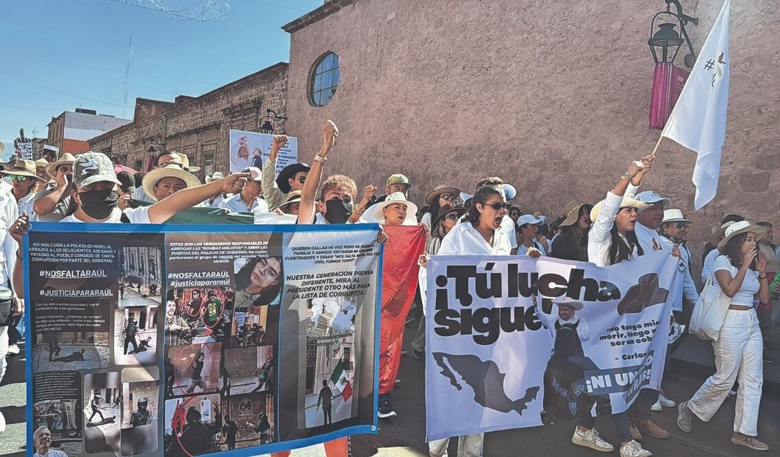 En la marcha en Morelia, los asistentes exigieron paz en el país, justicia para Carlos Manzo y la revocación de mandato. Foto: de Carlos Arrieta. El Universal