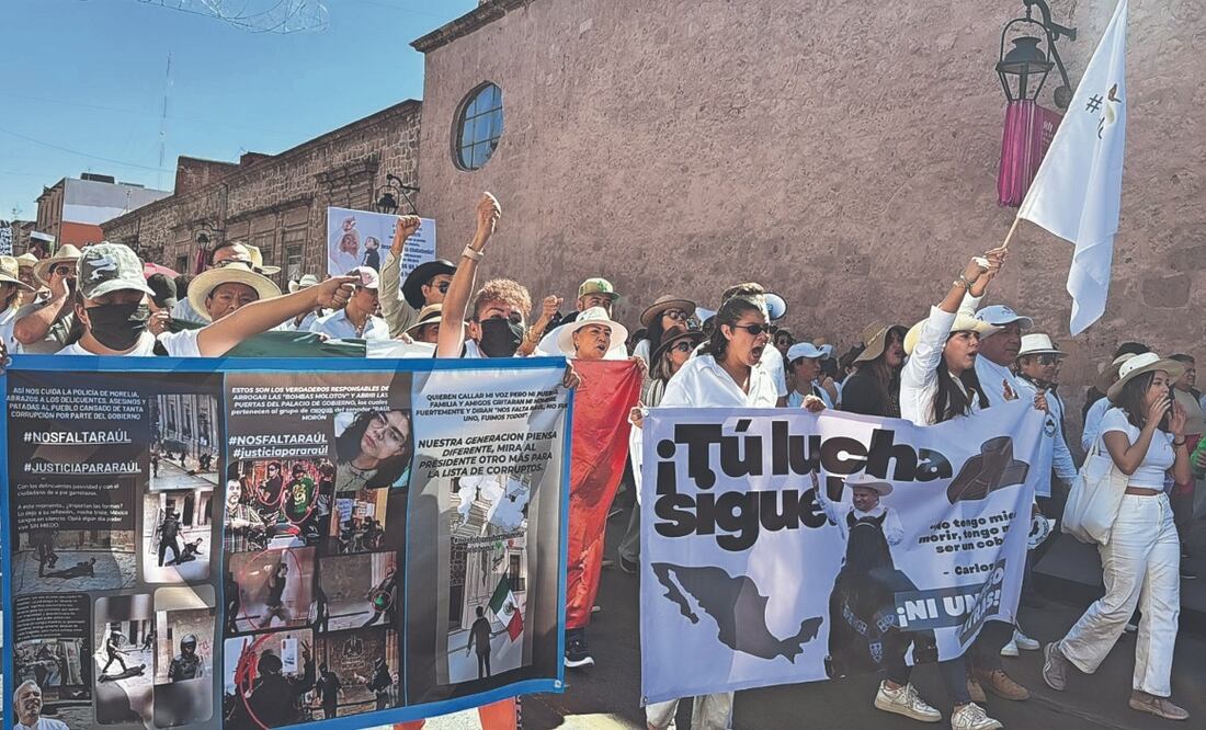 En la marcha en Morelia, los asistentes exigieron paz en el país, justicia para Carlos Manzo y la revocación de mandato. Foto: de Carlos Arrieta. El Universal