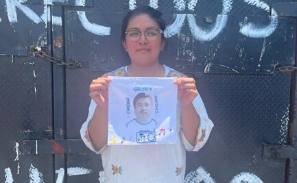 Colectivos realizan en el Zócalo bordados con nombres de personas desaparecidas