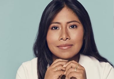 Yalitza Aparicio muestra cómo llevar unos jeans rotos en verano