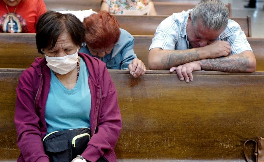 Madre de Melissa Lucio, inclina la cabeza durante una vigilia en el Santuario Nacional Basílica de Nuestra Señora de San Juan del Valle. Foto: AP