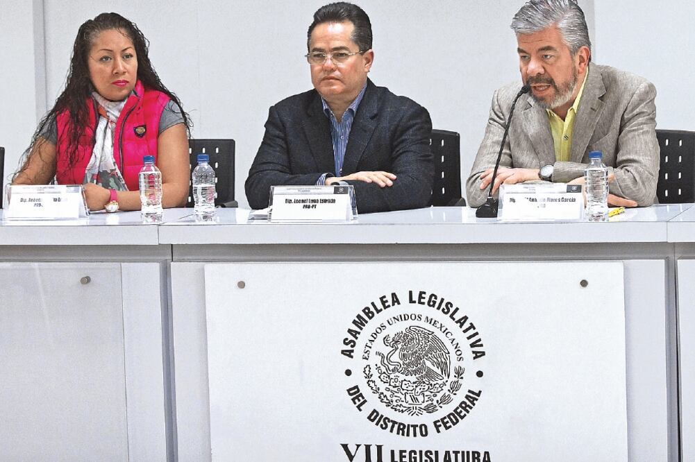 Acompañado de los diputados Raúl Flores y Rebeca Peralta, Leonel Luna (centro) dijo que consultarán a la ciudadanía para elaborar la Constitución (ADRIÁN HERNÁNDEZ. EL UNIVERSAL)