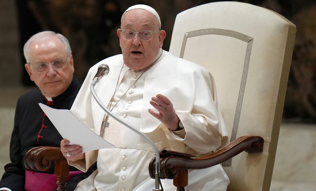 El papa Francisco lee un discurso durante su audiencia semanal, en el salón Pablo VI, en el Vaticano, el 12 de febrero de 2025. Foto: AP