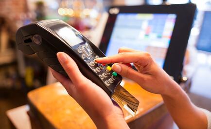 Confirman falla en sistema de pago con tarjeta; provoca caos en operaciones