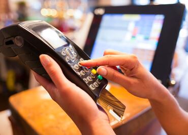 Confirman falla en sistema de pago con tarjeta; provoca caos en operaciones