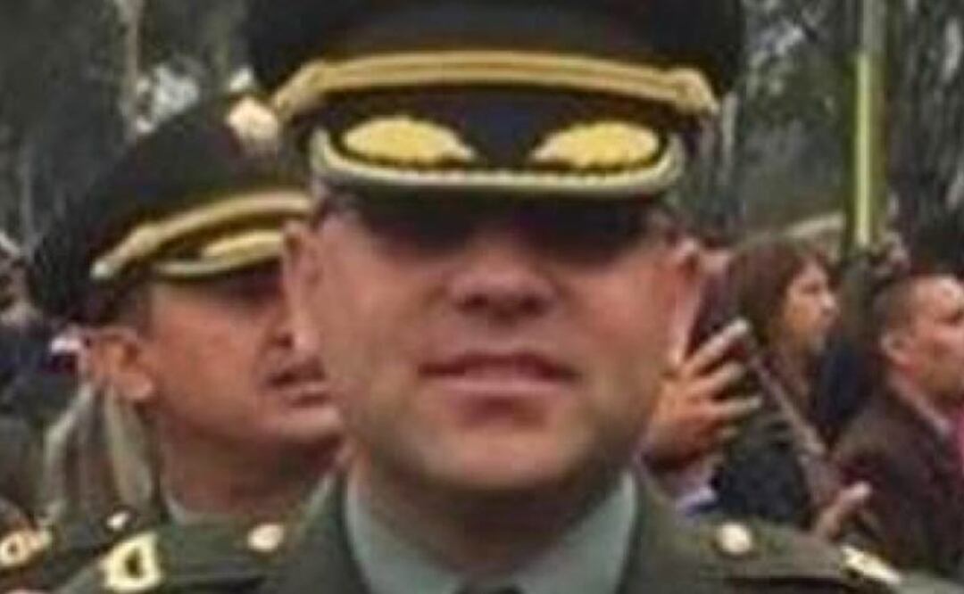 Llega a Bogotá coronel acusado de crimen de jóvenes, tras entregarse en México